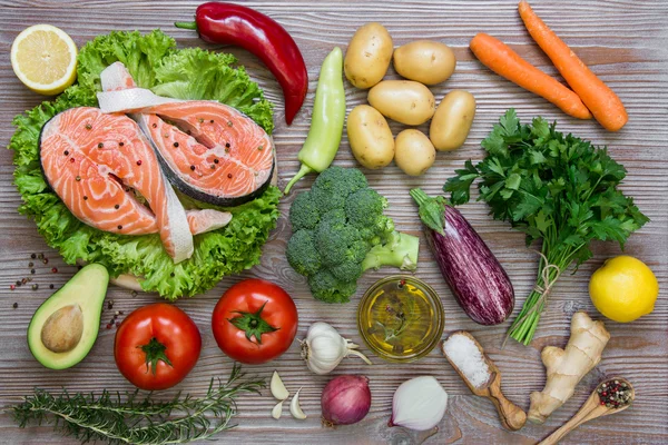 Zalmfilets en zomer plantaardige ingrediënten, kruiden. — Stockfoto