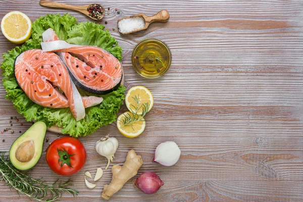 Verse zalmfilets met seizoensgroenten en specerijen. — Stockfoto