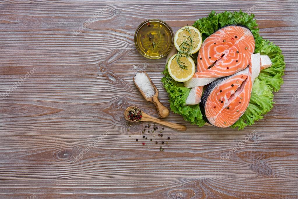 Filetes y especias de salmón fresco. 2022