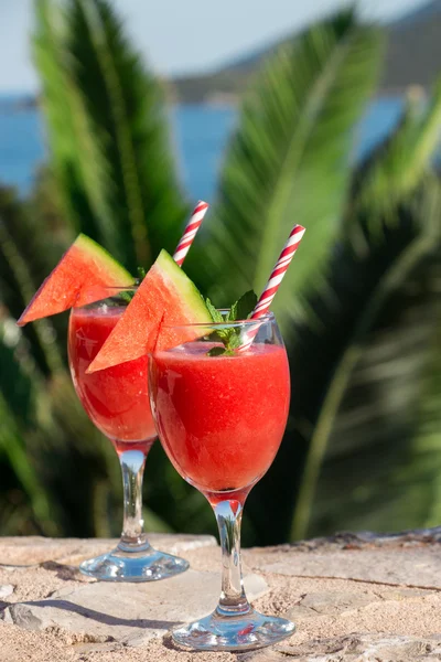 Batido de sandía en las vacaciones de verano junto al mar . —  Fotos de Stock