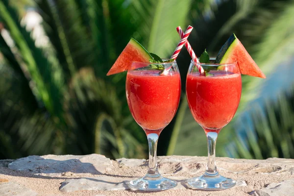 Két görögdinnye smoothie a nyarat a tengernél. — Stock Fotó