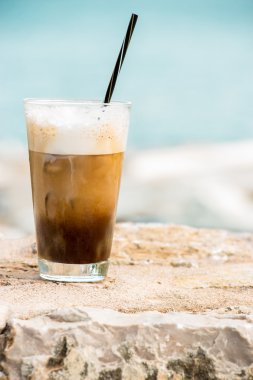 Kahve buz ve krema ile.