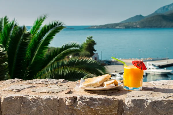 Breakfast of orange juice and toast with sea views. — Stock Photo, Image