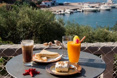 Bir deniz tatil sırasında sihirli Kahvaltı.