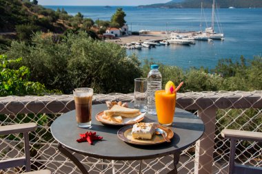Bir deniz tatil sırasında sihirli Kahvaltı.