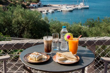 Bir deniz tatil sırasında sihirli Kahvaltı.