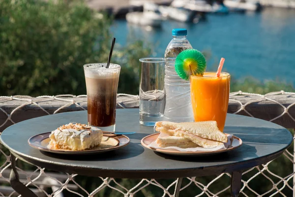 Café da manhã mágico durante umas férias marítimas . — Fotografia de Stock