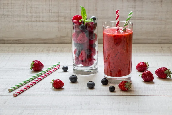 Batido de bagas e ingredientes . — Fotografia de Stock