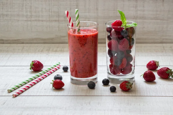 Batido de bagas e ingredientes . — Fotografia de Stock