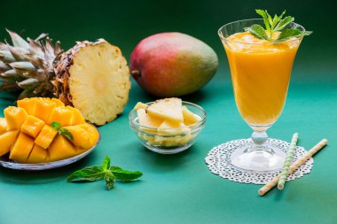 Ananas mango smoothie ve malzemeler.