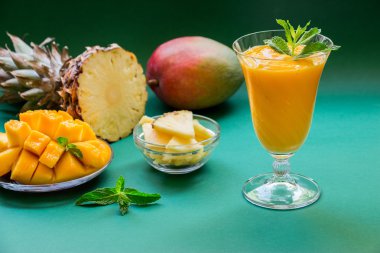 Ananas mango smoothie.