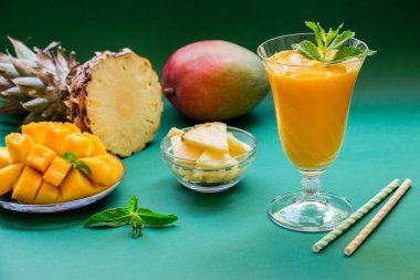 Ananas mango smoothie ve malzemeler.