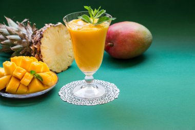 Ananas mango smoothie ve kopya alanı.