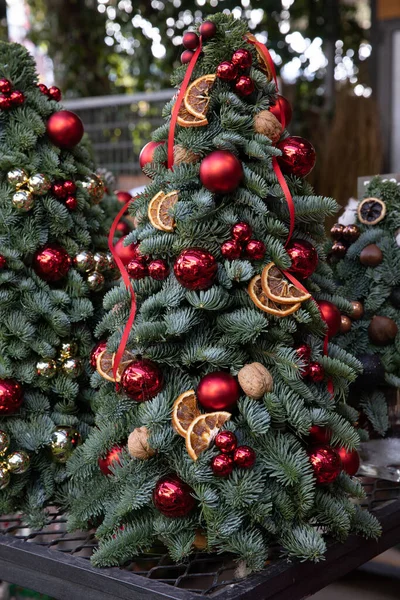 Díszített mini karácsonyfa természetes lucfenyőágakból a görög kerti boltban. — Stock Fotó