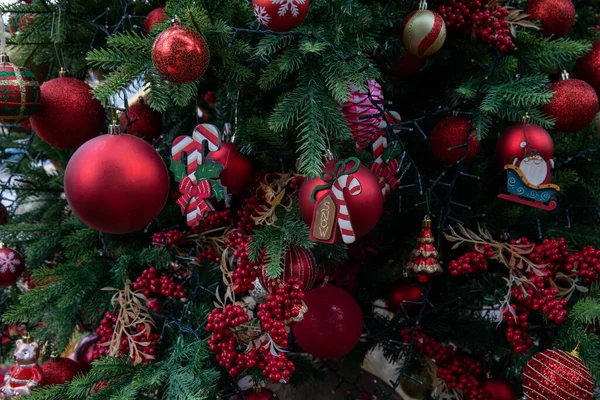 Kültéri szép díszített karácsonyfa élénk piros golyók és játékok. — Stock Fotó