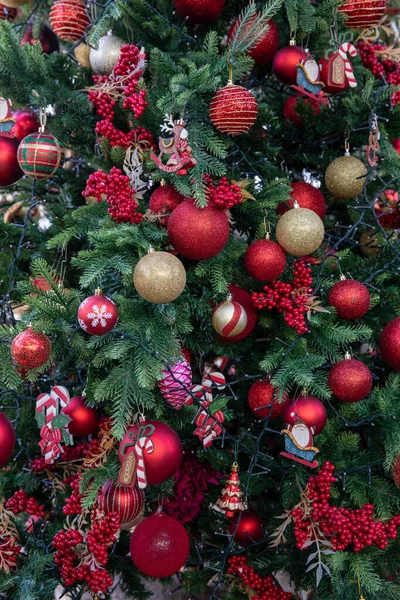 Kültéri szép díszített karácsonyfa élénk piros golyók és játékok. — Stock Fotó