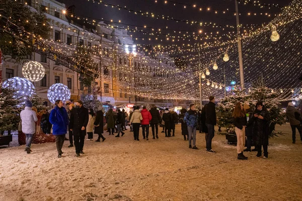 Kyjev, Ukrajina - 23. prosince 2020: Lidé slaví na Silvestra na náměstí sv. Sofie. — Stock fotografie