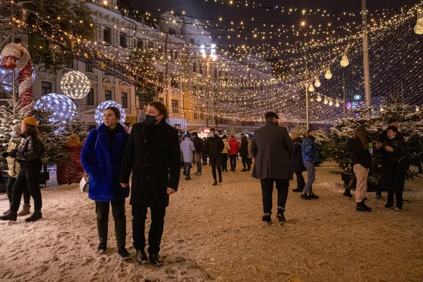 Kyjev, Ukrajina - 23. prosince 2020: Lidé slaví na Silvestra na náměstí sv. Sofie. — Stock fotografie