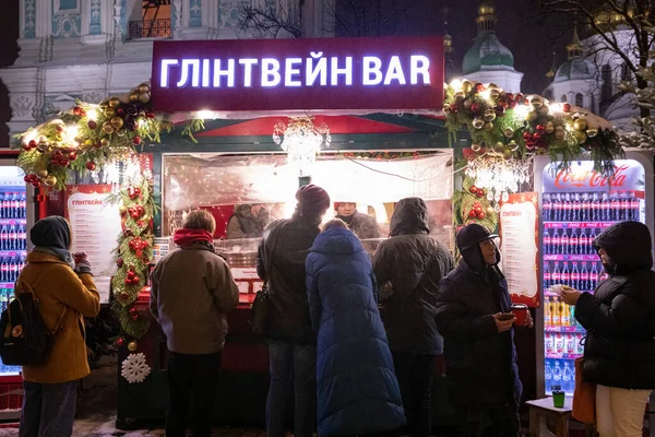 Kyjev, Ukrajina - 23. prosince 2020: Lidé slaví na Silvestra na náměstí sv. Sofie. — Stock fotografie