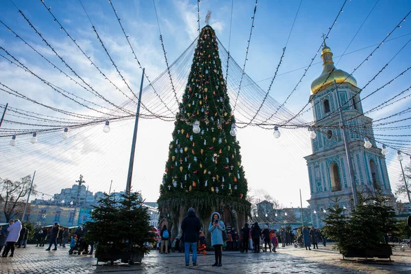 Kyjev, Ukrajina - 26. prosince 2020: Krásný vánoční trh a hlavní vánoční stromeček Ukrajiny na náměstí sv. Sofie. — Stock fotografie