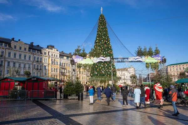 Kyjev, Ukrajina - 26. prosince 2020: Lidé slaví na Silvestra na náměstí sv. Sofie. — Stock fotografie