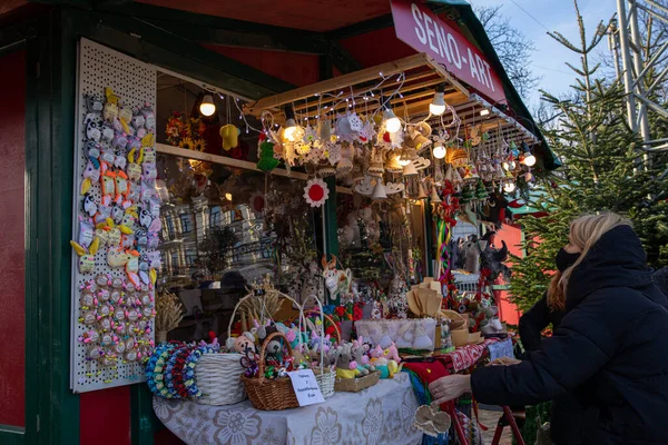 Place Sainte Sophie, Kiev, Ukraine-26 décembre 2020 : Petit comptoir avec souvenirs du Nouvel An en bois, argile, textiles. — Photo