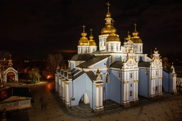 De orthodoxe kerk van Oekraïne St. Michaels Golden-Domed klooster 's nachts licht - Kiev, Oekraïne. — Stockfoto