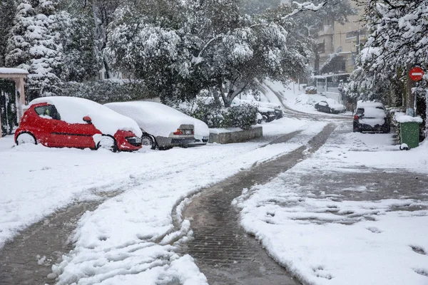 Beautiful winter morning snow covered streets of Athens, Greece, 15th of February 2021. — Stock Photo, Image