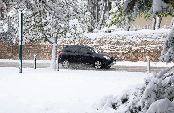 Dangerous driving in a snowstorm through the snowy streets of the Athens city, Greece, 16th of February 2021. — Stock Photo, Image