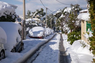 17 Şubat 2021 'de Atina, Yunanistan sokaklarını güzel kış sabahı karları kapladı.