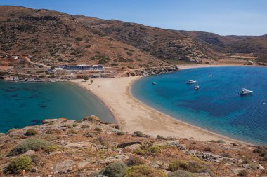 Yunanistan 'ın Kythnos kentindeki Kolona çift taraflı plajının panoramik manzarası - Aghios Loukas şapelinden görülüyor.