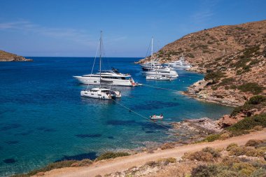 Kythnos adasının kıyılarına demir atmış yatlar, Kolona plajı, Cyclades-Yunanistan.