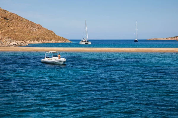 Hermoso paisaje de la playa de Kolona isla de Kythnos Cícladas Grecia en junio de 2021 - vista desde el yate. — Foto de Stock