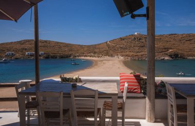 Yunanistan 'ın Kythnos kentindeki Kolona çift taraflı plajının güzel manzarası, turizm sezonunun başlangıcında, Haziran 2021.