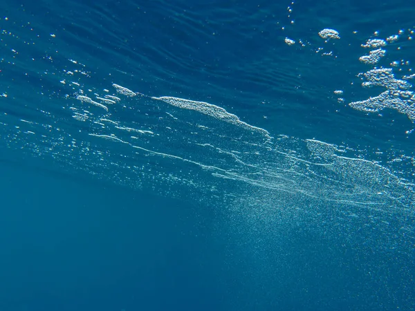 Yunanistan 'ın İyon Denizi' ndeki Meganisi adası açıklarında deniz altında hava kabarcıkları.