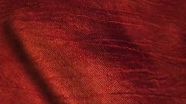 Rüzgarda kırmızı ipek kumaş