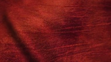 Rüzgarda kırmızı ipek kumaş
