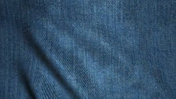 Реалистичная джинсовая ткань Ultra-HD, размахивающая на ветру. Бесшовная петля с высокой детализацией текстуры ткани — стоковое видео