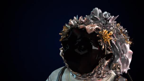 Kosmonaut met vervormingshelm in een metalen beschermingspak. Computer gegenereerde ruimte achtergrond, 3d rendering — Stockvideo