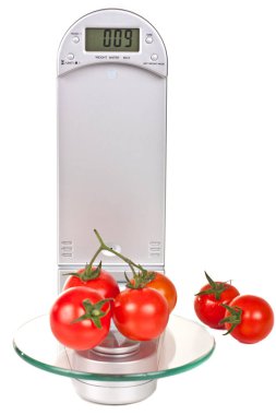 Elektronik mutfak üzerine domates izole beyaz arka plan üzerinde ölçekler 