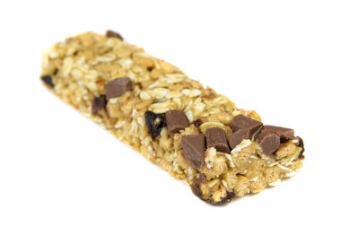 Beyaz arkaplanda çikolata izole edilmiş tahıl çubukları. 