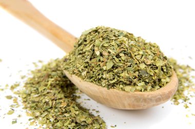 beyaz zemin üzerine üzerine kekik baharat olarak tahta kaşık Kuru 