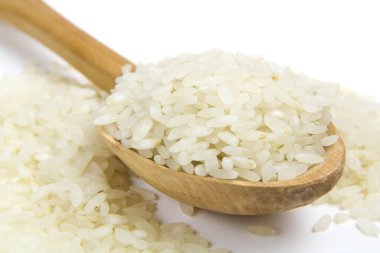 Beyaz arka plan üzerinde izole eski tahta kaşık pirinç tahıl 