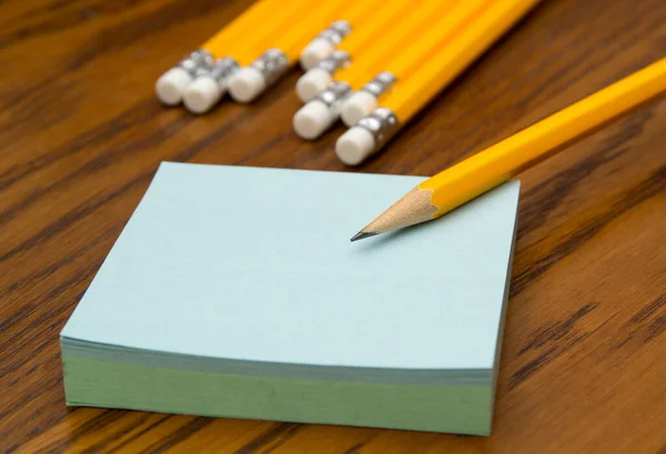 blok ahşap bir masa üzerinde sarı kalem ile post-it Notlar 
