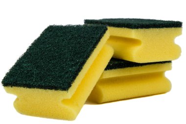 Beyaz bir arka plan üzerinde izole tabakalar için sarı sünger 