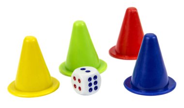 Beyaz arka plan üzerinde izole zar ile renkli oyun rakamlar 