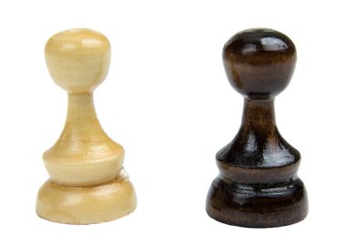 izole beyaz bir arka plan üzerinde siyah beyaz satranç taşları 
