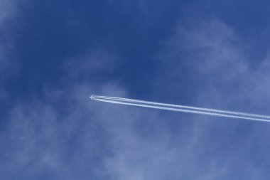 bulutlar ve bir contrail bir uçak ile mavi gökyüzü 