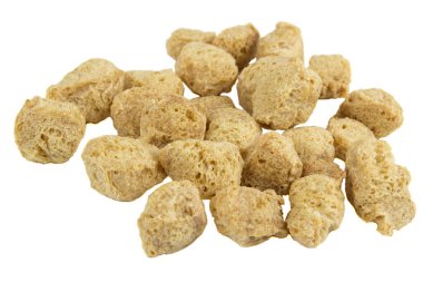 Beyaz arka plan üzerinde izole kazık dokulu soya proteini (Soya eti) 