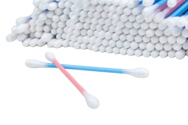 Beyaz arkaplanda izole edilmiş pamuk tomurcukları